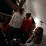 kto je za oponou 1 scaled