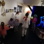 kto je za oponou 6 scaled