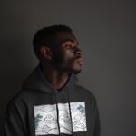 black man wearing hoodie mockup in black studio 0064 - Keď sa výtvarná výchova a informatika stretnú ...