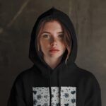 girl wearing hoodie mockup in front of brown screen 0068(1) - Keď sa výtvarná výchova a informatika stretnú ...