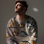 man wearing sweatshirt mockup in sunlight with eyes closed 0059 - Keď sa výtvarná výchova a informatika stretnú ...